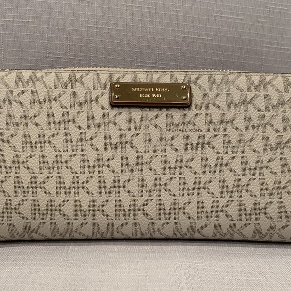 Michael Kors Wallet - Picture 1 of 4